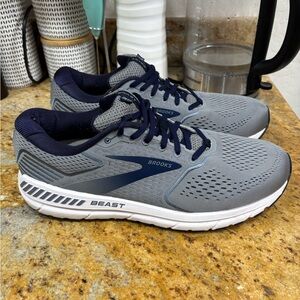 Brooks Beast Gray Running Shoes size 11.5